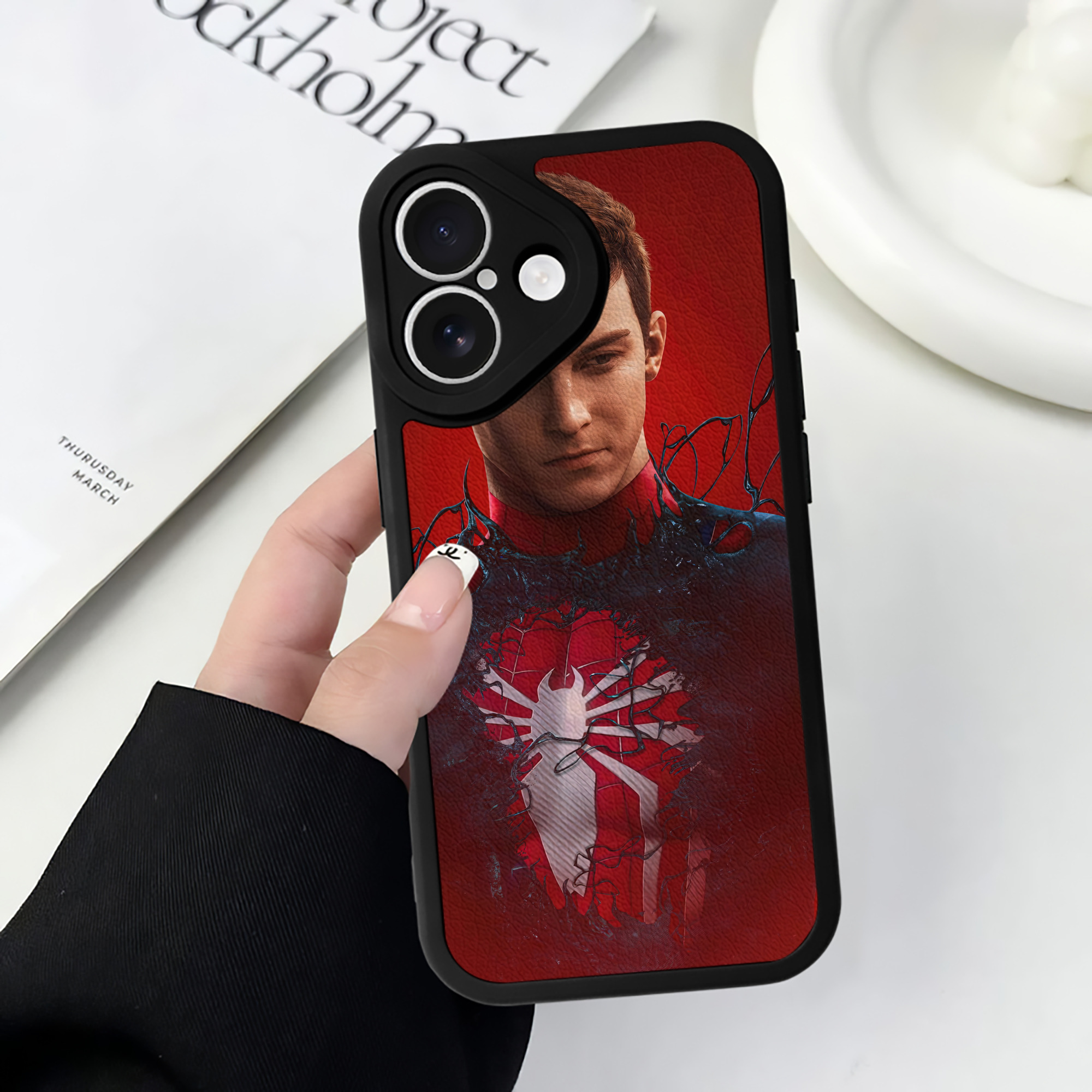 （画像用） Spider Man スパイダーマン 【iPhone 16シリーズ対応】シリコンスマホケース（レザー調） 材質：シリコン